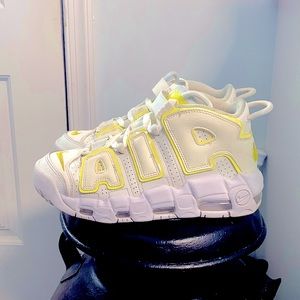 Nike Air More Uptempo
Light Citron